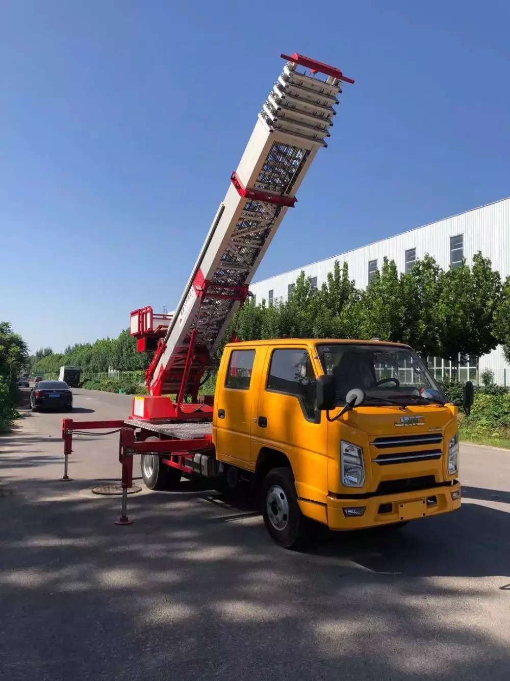 廊坊附近的云梯车出租服务：轻松解决高空作业需求